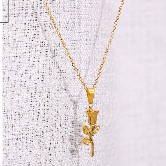 Vintage Rose Flower Pendant Gold Necklace - Picture 6 of 7